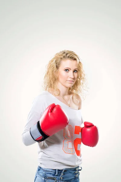 Молода красива жінка в боксерських рукавичках на білому тлі — стокове фото