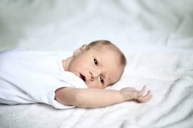 Beyaz battaniye var yalan şirin bebek