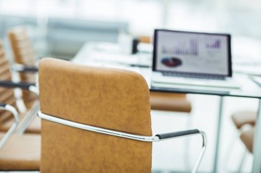 dizüstü bilgisayar ile modern bir ofis Manager'da tabloda mali çizelgeleri ile açın.