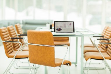 dizüstü bilgisayar ile modern bir ofis Manager'da tabloda mali çizelgeleri ile açın.