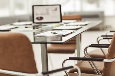 İşyeri dizüstü bilgisayar ve çalışma evrak için modern bir ofis iş takım