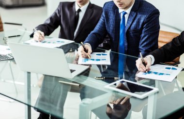 İşyerinde şirketin yeni bir finansal plan tartışırken iş takım
