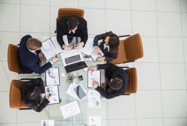 iş yerinde yeni bir pazarlama düzenleri tartışırken başarılı iş takım