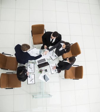 Yeni mali anlaşmasını bir tartışmanın ardından el sıkışan iş ortakları