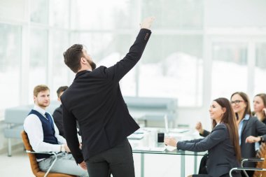 şirketin üst düzey yöneticisi iş ekibi ile bir Danışma toplantısı modern ofisinde tutuyor.