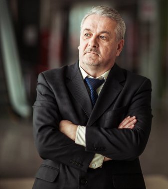 modern ofis arka plan üzerinde başarılı bir iş adamı portresi