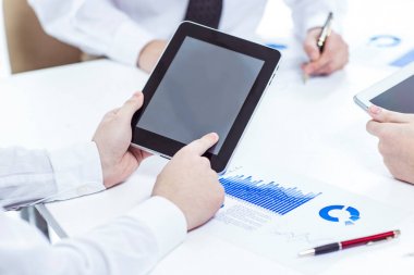 Dijital tablet ve mali grafiklerle çalışma smartphone ile iş takım