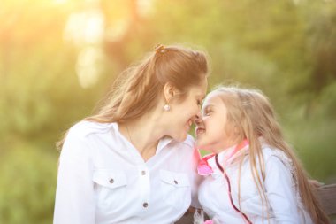 sevgi dolu bir anne ve küçük kızı parkta rahatlatıcı