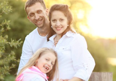 mutlu ve samimi aile stok yenileme için bekliyor