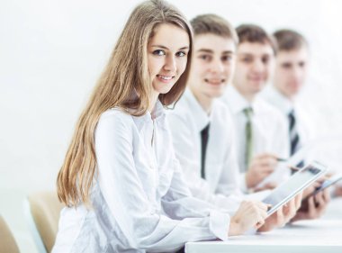 başarılı iş ekibi ile dijital tablet ve mali grafikler için ofis işyeri