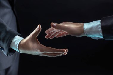 iş: iki işadamları ortaklık kavramı bir el sıkışma için elini ileri uzanır
