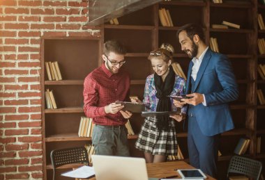 iş takım modern bir ofis işyeri belgelerle