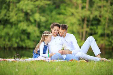 Aile mutluluğu - hamile anne ve mutlu baba kavramı bir