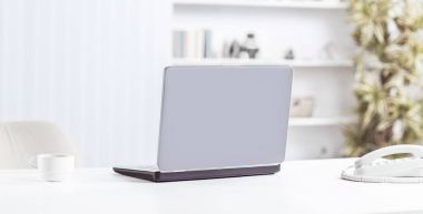 laptop ve kahve masada odasında açın.
