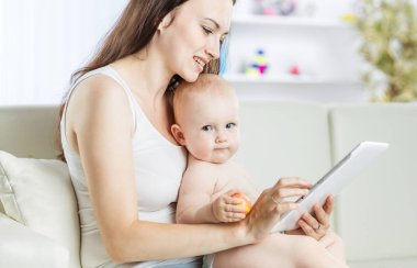 mutlu anne onun yaş bebek resimleri dijital tablet üzerinde gösterilen