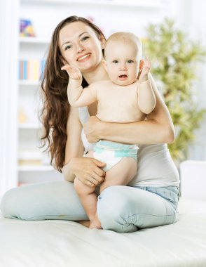 Childs'ın oda arka planda bir yıl eski yürümeye başlayan çocuk ile mutlu anne portresi