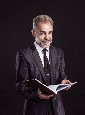 kalem ve kağıtları imza siyah bir arka plan için hazır ile başarılı iş adamı