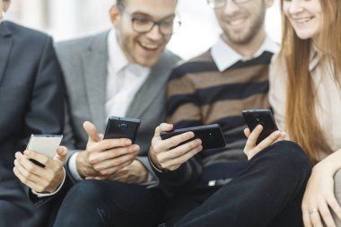 Dost canlısı iş adamları atölye başlamadan önce ofisin lobisinde selfie çekiyorlar.