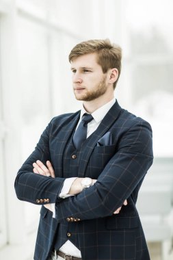 yeni gelen işadamı iş takım elbiseli pencerenin duruyor,