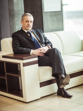 sandalye modern ofisinde oturan başarılı iş adamı