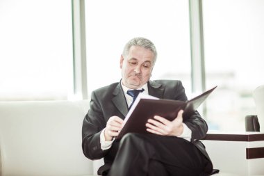 yeni bir sözleşme şartları belgeleriyle deneyimli avukat değerlendirmeleri