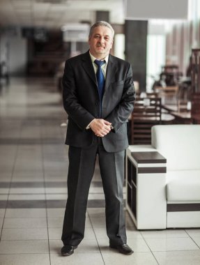 tam büyüme - modern ofis arka plan üzerinde başarılı bir iş adamı portresi