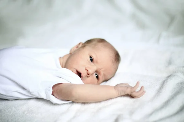 Schattige pasgeboren baby liggend op witte deken — Stockfoto