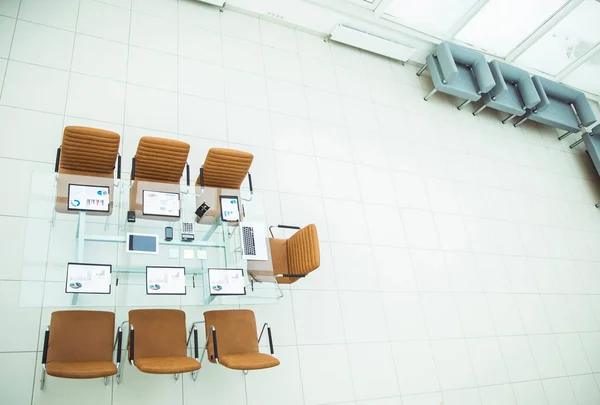 Vista superior - un lugar para reuniones de negocios en la moderna sala de conferencias. en el escritorio , —  Fotos de Stock
