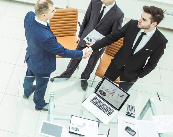 Affärspartners skakar hand innan ett affärsmöte inleds — Stockfoto
