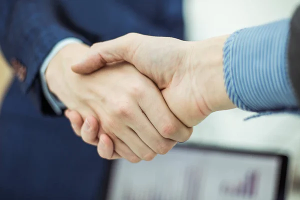 Konzept der Partnerschaft in der Wirtschaft: ein Händedruck von Geschäftspartnern — Stockfoto