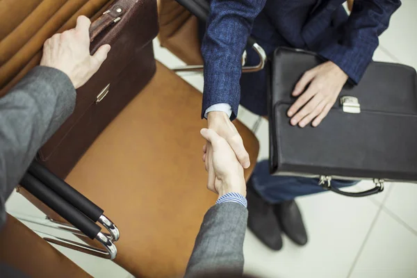 Handslag för affärspartners innan diskussionen om ett nytt fördrag — Stockfoto