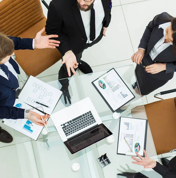 Equipo empresarial exitoso discutiendo gráficos de marketing en una reunión de trabajo — Foto de Stock