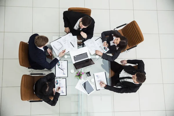 CEO e il team aziendale a una riunione di lavoro — Foto Stock