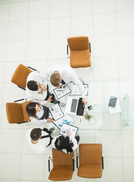 Équipe d'affaires professionnelle développant une nouvelle stratégie financière de l'entreprise sur un lieu de travail dans un bureau moderne — Photo