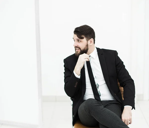 Επιτυχημένος επιχειρηματίας σε ένα επαγγελματικό κοστούμι που κάθεται σε καρέκλα γραφείου — Φωτογραφία Αρχείου