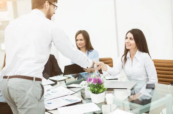 Handshake Gerente y el cliente en una reunión de negocios en la oficina — Foto de Stock