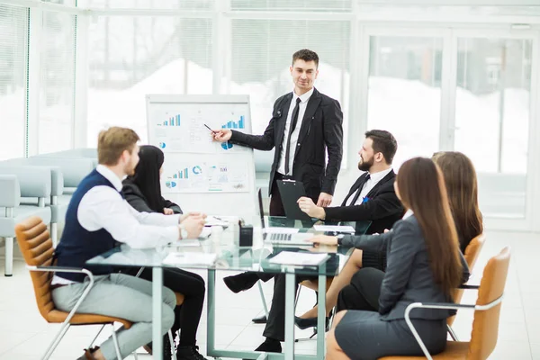 Equipo de negocios presenta un nuevo proyecto financiero para los socios comerciales de la empresa — Foto de Stock