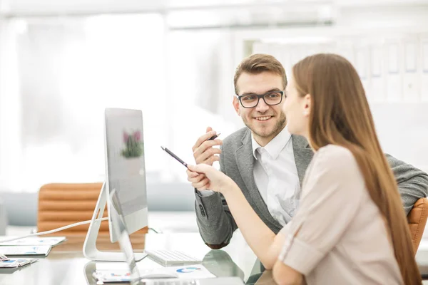 Gestionnaire et comptable sont assis et discutent des tableaux financiers avec les bénéfices de l'entreprise sur le lieu de travail — Photo