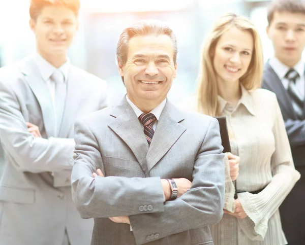 Gruppenporträt eines professionellen Geschäftsteams, das selbstbewusst in die Kamera blickt — Stockfoto