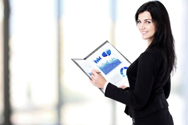 Mujer de negocios sonriente sosteniendo documento en el portapapeles . — Foto de Stock