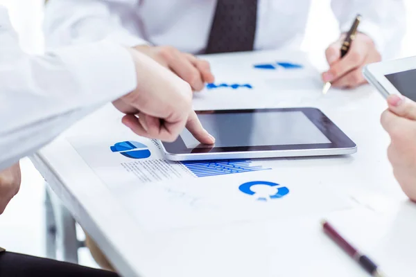 Business-Team mit digitalem Tablet und Smartphone arbeitet mit Finanzdiagrammen — Stockfoto