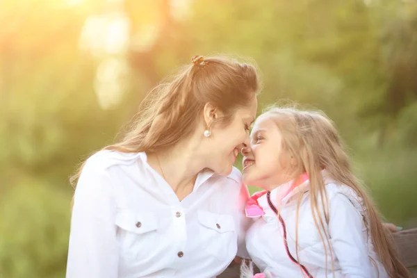 Liefdevolle moeder en dochtertje ontspannen in het Park — Stockfoto