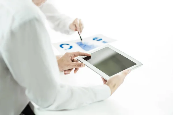 Dijital tablet kullanarak iş takım pazarlama rapor analiz eder. — Stok fotoğraf