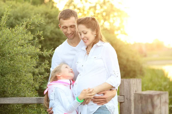 Familia feliz y amable está a la espera de reposición —  Fotos de Stock