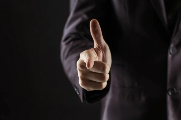 Erfolgskonzept in der Wirtschaft: Geschäftsmann zeigt mit dem Finger nach vorne — Stockfoto