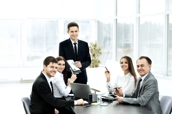 Empresário de sucesso e sua reunião de equipe de negócios no escritório moderno — Fotografia de Stock