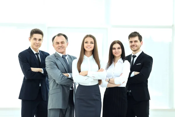 Succesvolle business team op achtergrond van lichte, moderne kantoor — Stockfoto