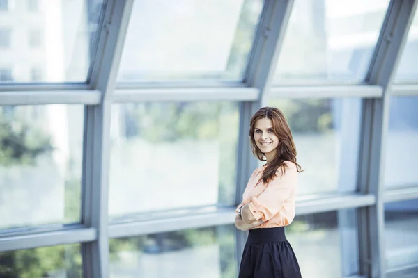 Başarılı iş kadını modern Office büyük bir pencere yakınında portresi — Stok fotoğraf