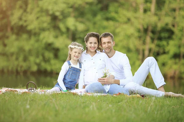 Concepto de felicidad familiar - madre embarazada y padre feliz un —  Fotos de Stock