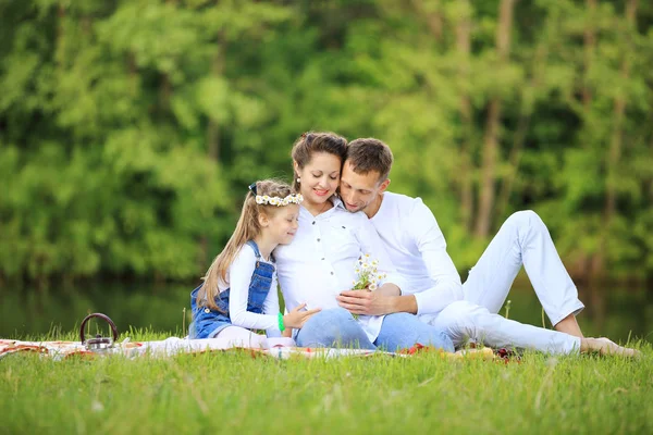 Concepto de felicidad familiar - madre embarazada y padre feliz un —  Fotos de Stock